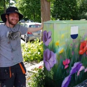 Marco Klinnert vor einem verschönerten Stromkasten