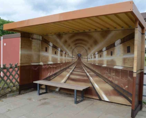 Bushaltestellt wird dank Illusionsmalerei bzw. Graffitikunst zum Tunnel
