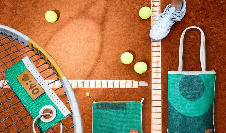 Aus alten Tennissichtblenden werden Taschen und andere Accessoires unter anderem gefertigt