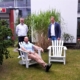 Christof Kroczek und Christian Bergmann sowie sitzend Andras Kottsieper (Pflegedienstleitung) ein Mitarbeiter vom Theodor-Fliedner-Haus bei der Übergabe von zwei Asterstühlen