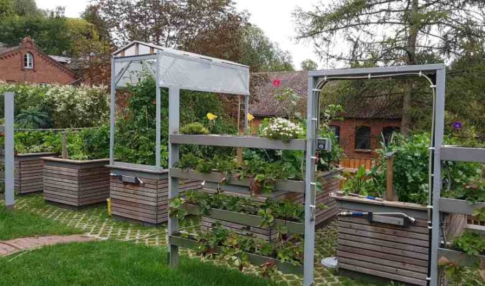 Vertikalbeete im Garten der Kowalskis