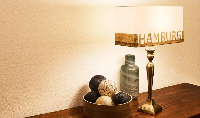 Sehr beliebt sind bei Kunden Leuchten mit dem Hamburger Schriftzug in Sand