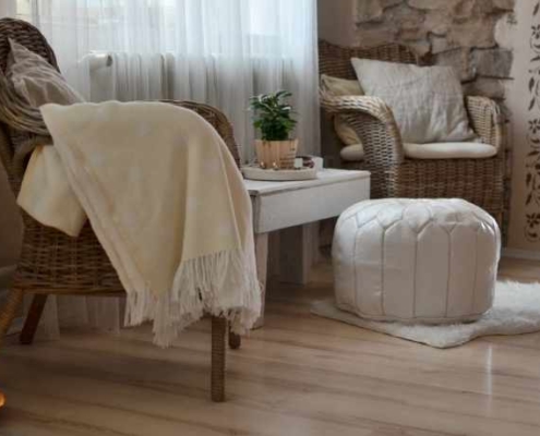 Ruheplatz mit Decke in sanften Naturtönen