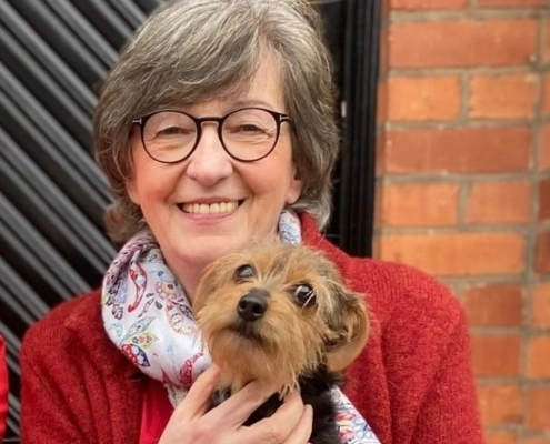 Maklerin Gabriele Vierheller mit Hund vor ihrem Büro in Ahrensburg