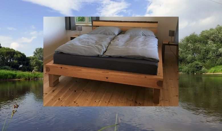 Das Bett aus Douglasie kann man in der Ferienwohnung von Hannes Ibbeken nahe der Weser gleich mal testen