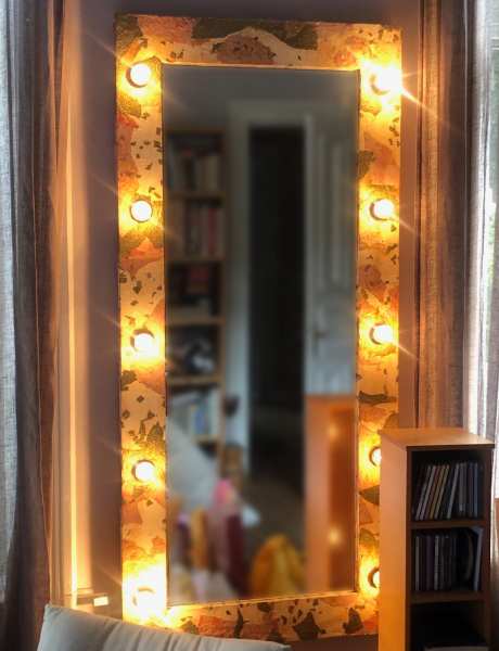 Ein Spiegel mit beleuchtetem Rahmen aus der Werkstatt von Bettina Huchtemann