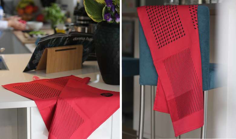 Rote Handtücher als Upcycling-Produkt aus aussortierter Hotelwäsche