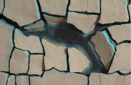 Winfried Kempf versteht es mit Lehm oder Sand, Themen wie die Ausgrenzung oder Erderwärmung darzustellen