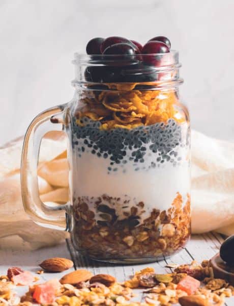 Auch in einem Trinkglas kann man Müsli kombiniert mit Früchten und Joghurt servieren