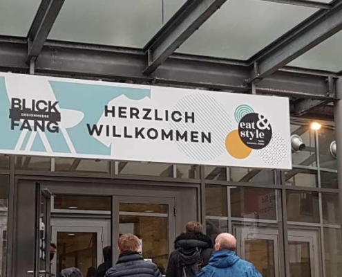 Willkommens-Schild vor der Messehalle B1 zur Blickfang in Hamburg