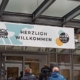 Willkommens-Schild vor der Messehalle B1 zur Blickfang in Hamburg
