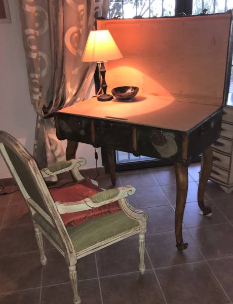 Der zum Schreibtisch umfunktionierte Koffer, bei Segunda Vida schön arrangiert mit Sessel und Leuchte