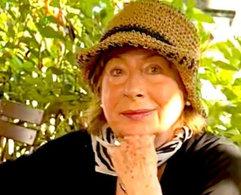 Die Künstlerin Ingrid Laplante mit Hut