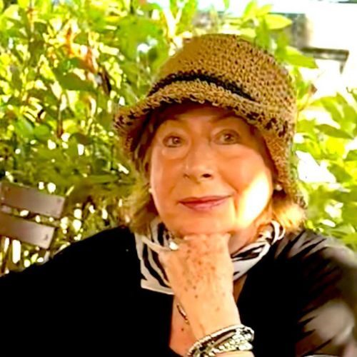 Die Künstlerin Ingrid Laplante mit Hut