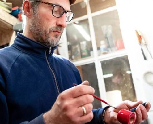 Kai Gaeth bietet über seine Manufaktur handgefertigte Pfeifen aus Hamburg und mit Michel-Logo an