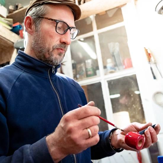 Kai Gaeth bietet über seine Manufaktur handgefertigte Pfeifen aus Hamburg und mit Michel-Logo an