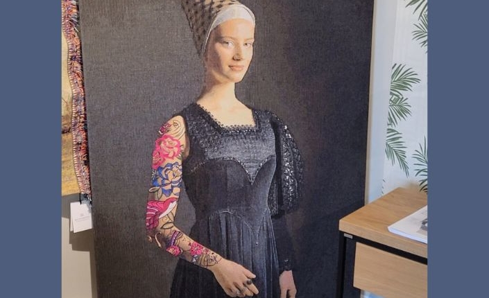 Bei homestories zu sehen: diese Dame im mittelalterlichen Look mit Tatoo auf dem Arm.