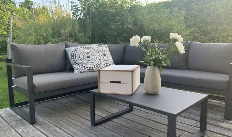 Mobiles Arbeiten auf Terrasse oder Balkon ermöglicht das HomeOffice, das sich in einer Box versteckt
