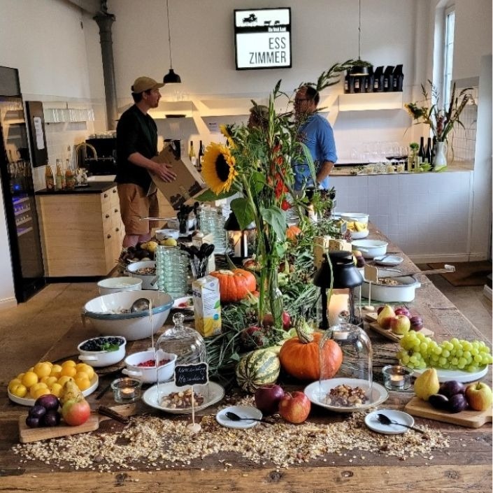 Mama Bear Müsli und Granola stilvoll präsentiert im Speisezimmer des Hofladens "Ein Stück Land"