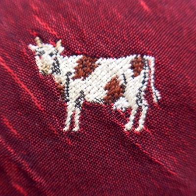 Eine Rarität: Krawatte in Rot mit gestickter Kuh