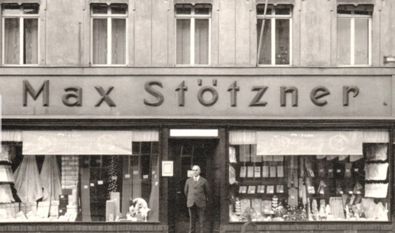 Rückblick auf die Anfänge der Geschäftsgründung: Max Stötzner vor seinem Geschäft