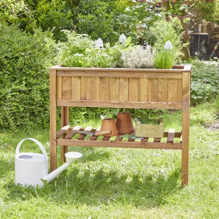 Ein mit Kräutern bepflanztes Hochbeet von MEIN SCHÖNER GARTEN