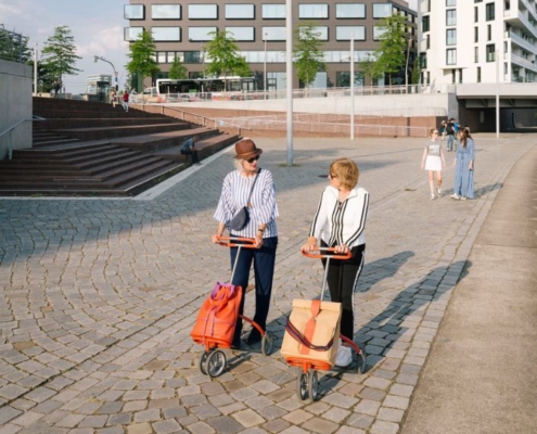 Zwei Modelle gibt es vom CityCaddy, hier vorgestellt von zwei Modells in der Hamburger HafenCity