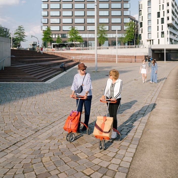 Zwei Modelle gibt es vom CityCaddy, hier vorgestellt von zwei Modells in der Hamburger HafenCity