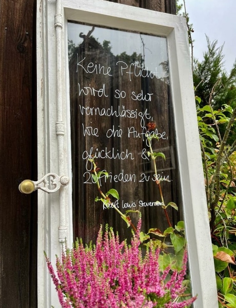 Ein kleiner Achtsamkeitsspruch auf dem Fenster des Stimbekhofs