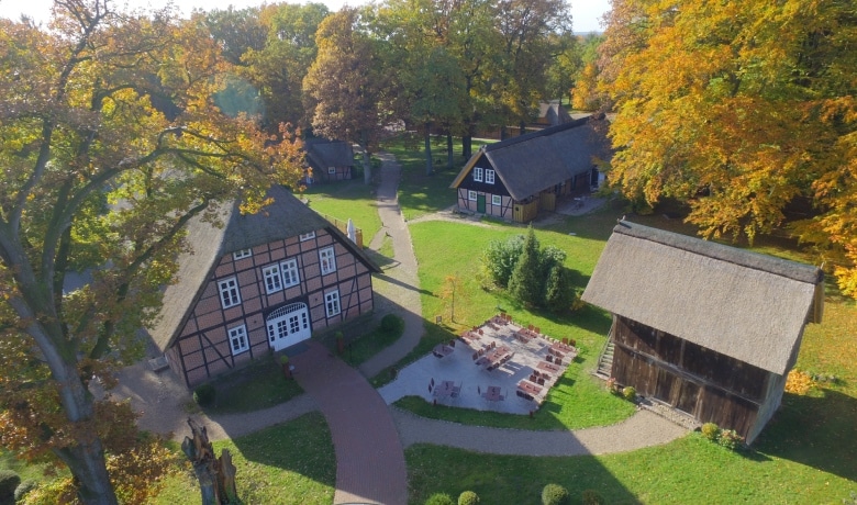 Alsterstühle in Weiß mit Hocker