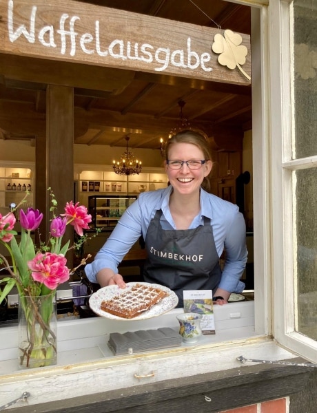 Sabrina Walterscheidt bei der Ausgabe von frischen Waffeln
