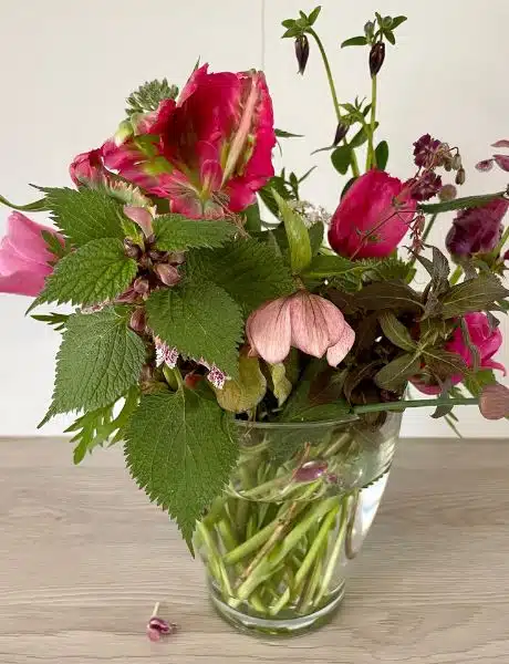 Kunstvoll gebundener Blumenstrauß