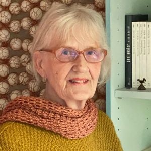 Doris Timmann stickt Wandteppiche auf Jute