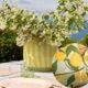 Vase und Kissen in sonnig- gelben Farben