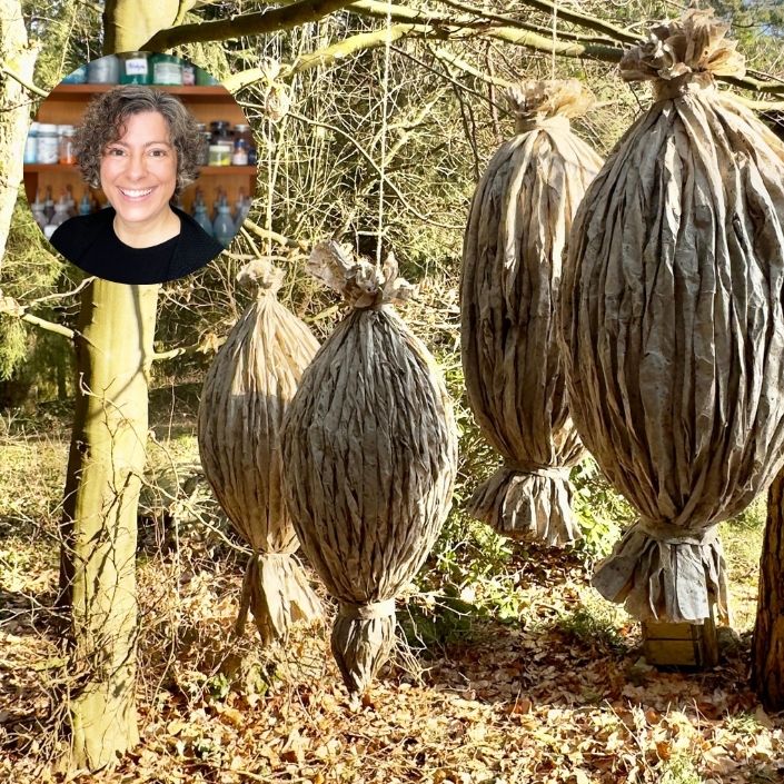 Manuela Mordhorst und ihre Papierinstallation für die Ausstellung in Cuxhaven