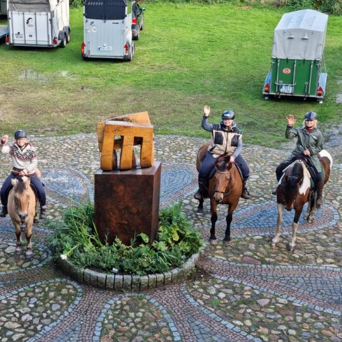 Wanderreiterinnen auf dem Hof