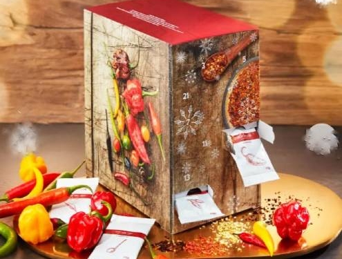 Adventskalender mit 24 Chili-Köstlichkeiten hinter den Türchen