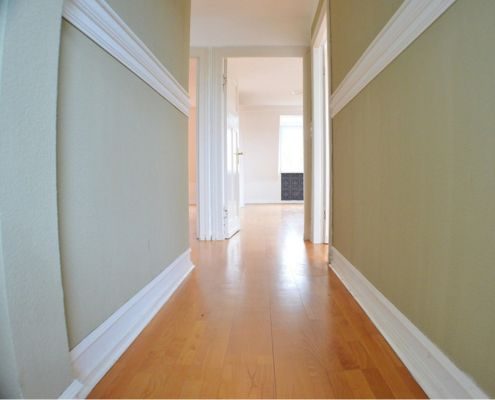 Stilleisten im Flur eines Neubaus