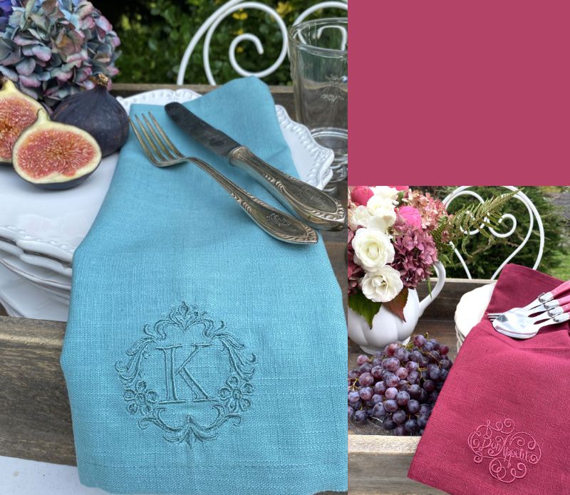 Ein Monogram auf einer Serviette bringt Eleganz und Stil auf den Tisch