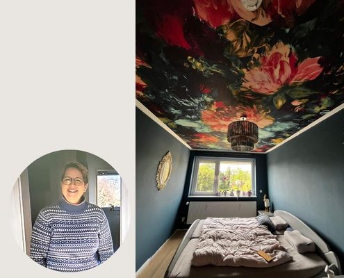 Meine Freundin Martina vor der mit Tapete gestalteten Decke im Schlafzimmer